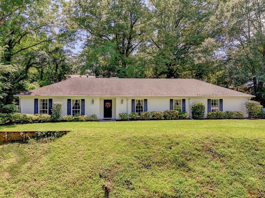 Property Photo: 1002 Highland Circle MS 39180