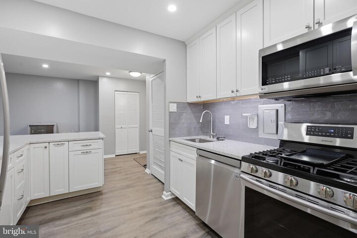 Property Photo:  5340 Holmes Run Parkway 1017  VA 22304 