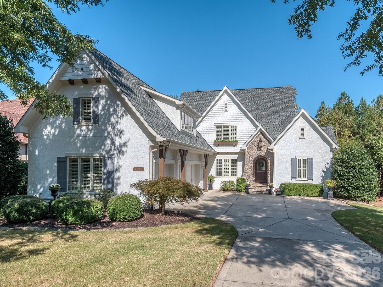 Property Photo: 16728 Ashton Oaks Drive NC 28278