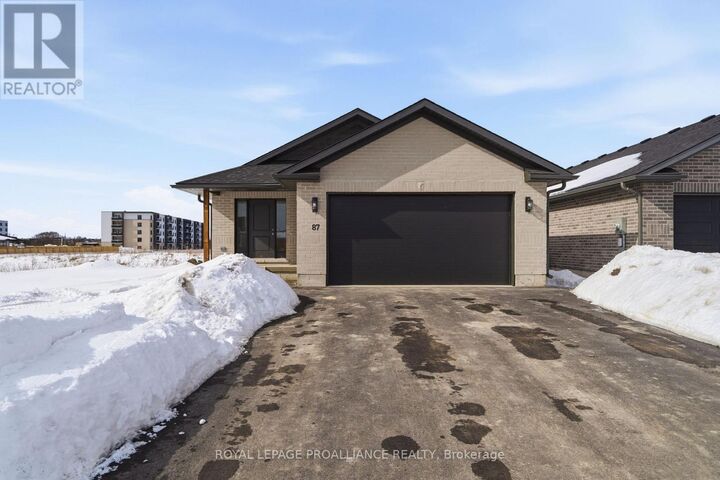 Property Photo:  87 Hastings Park Drive  ON K8P 0J1 