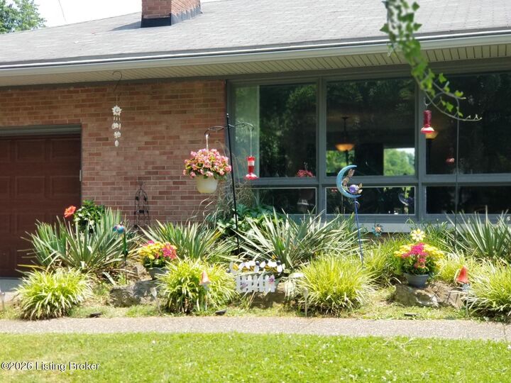 Property Photo:  319 Castleview Dr  KY 40207 