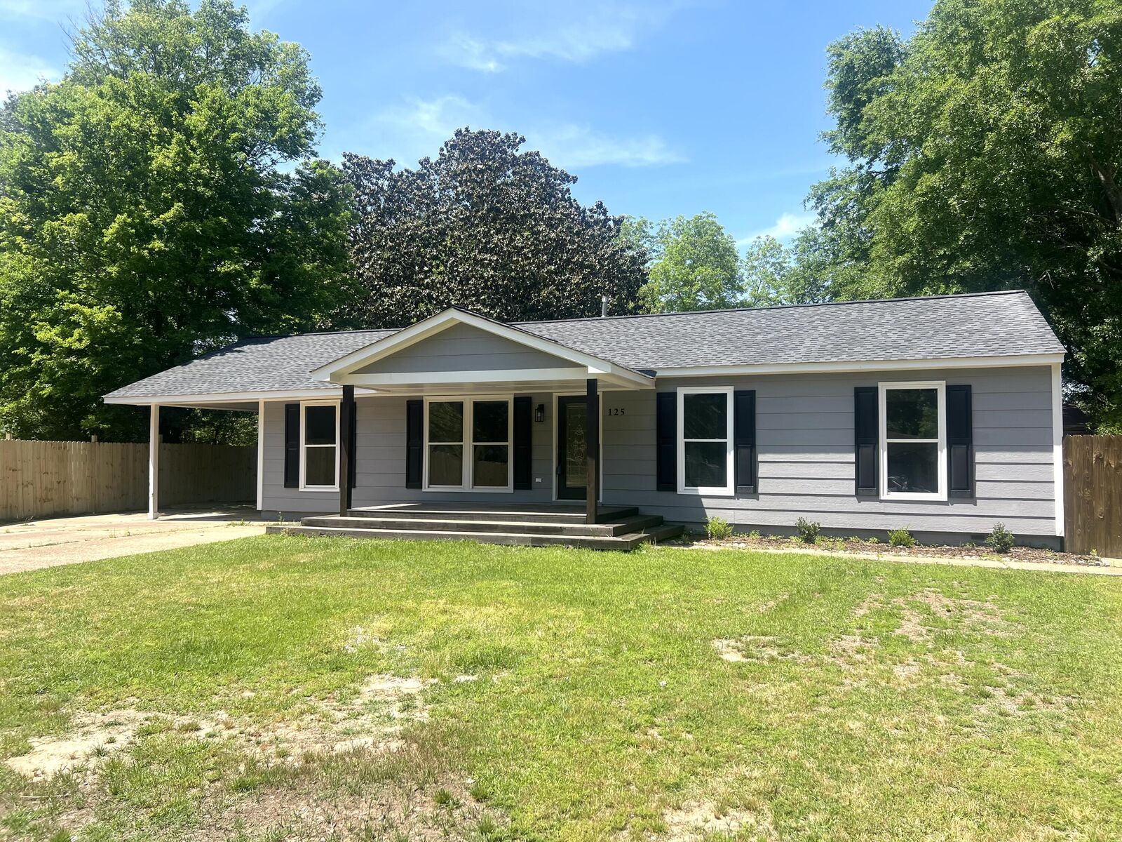 Property Photo:  125 Robinwood Cir  MS 39702 