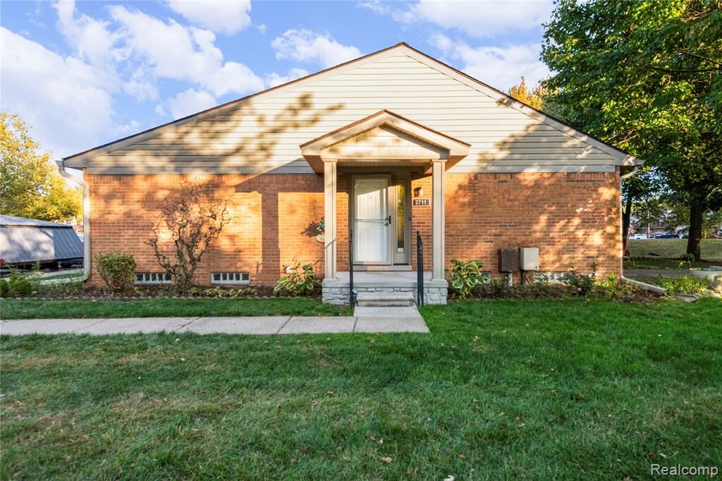 Property Photo:  3711 Old Creek Road  MI 48084 1654 