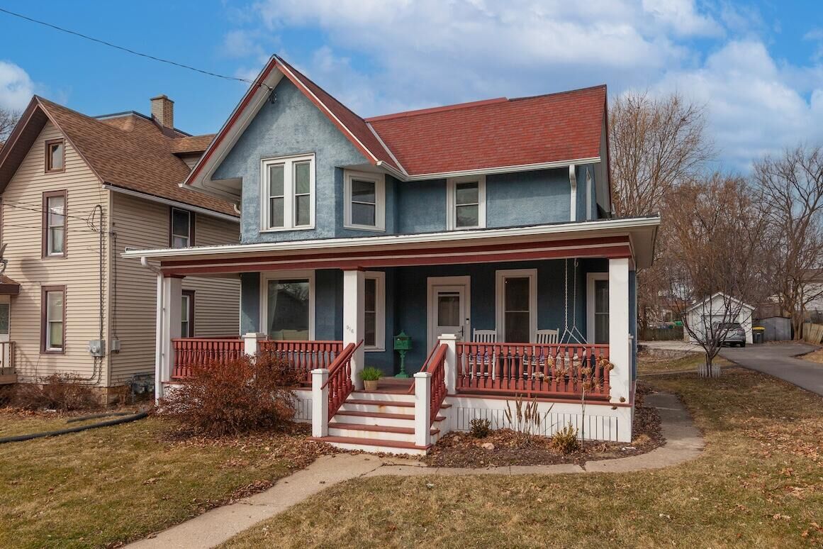 Property Photo:  916 Arcadian Ave  WI 53186 