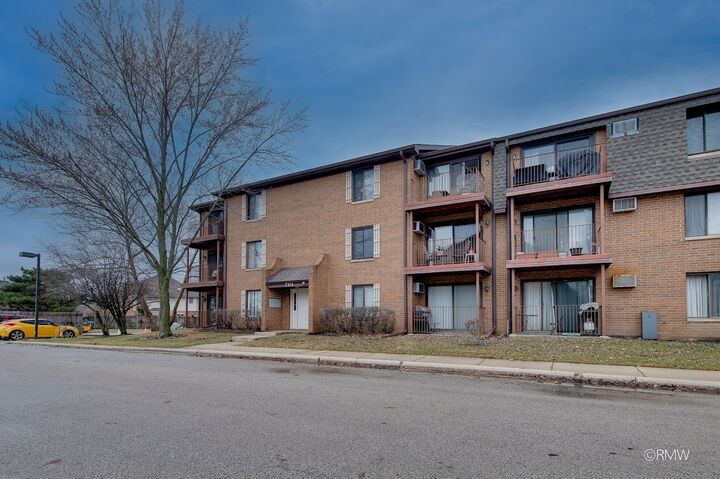 Property Photo: 710 N Briar Hill Lane 5 IL 60101