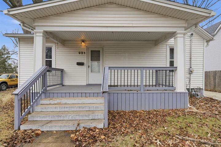 Property Photo:  921 W Wood Street  IL 61701 