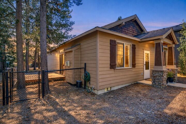 Property Photo: 51861 Hollinshead Place OR 97739