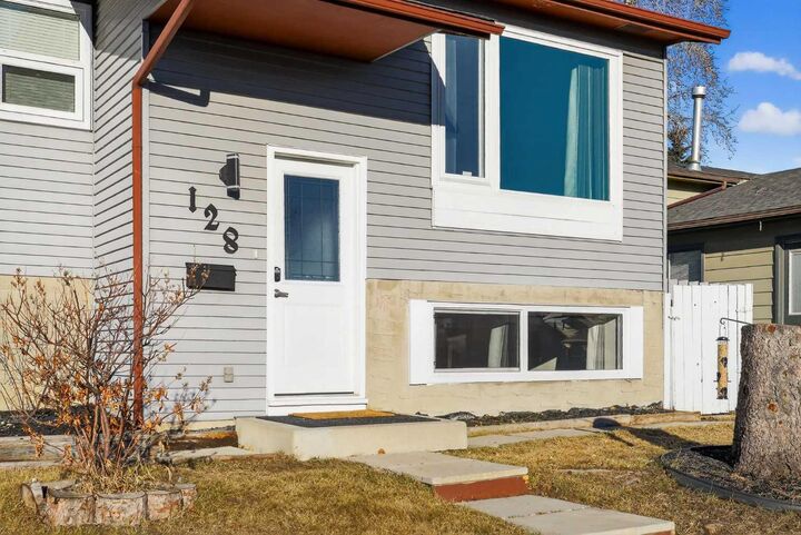 Property Photo:  128 Bernard Close NW  AB T3K 2H3 