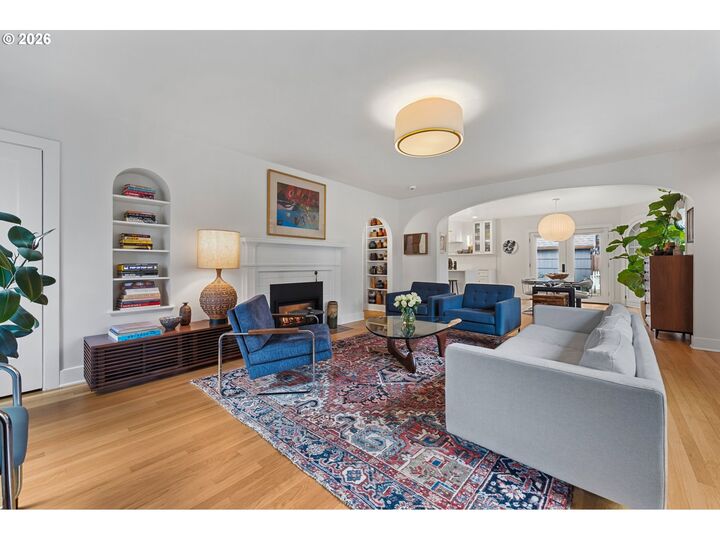 Property Photo:  704 NE Hazelfern Pl  OR 97232 