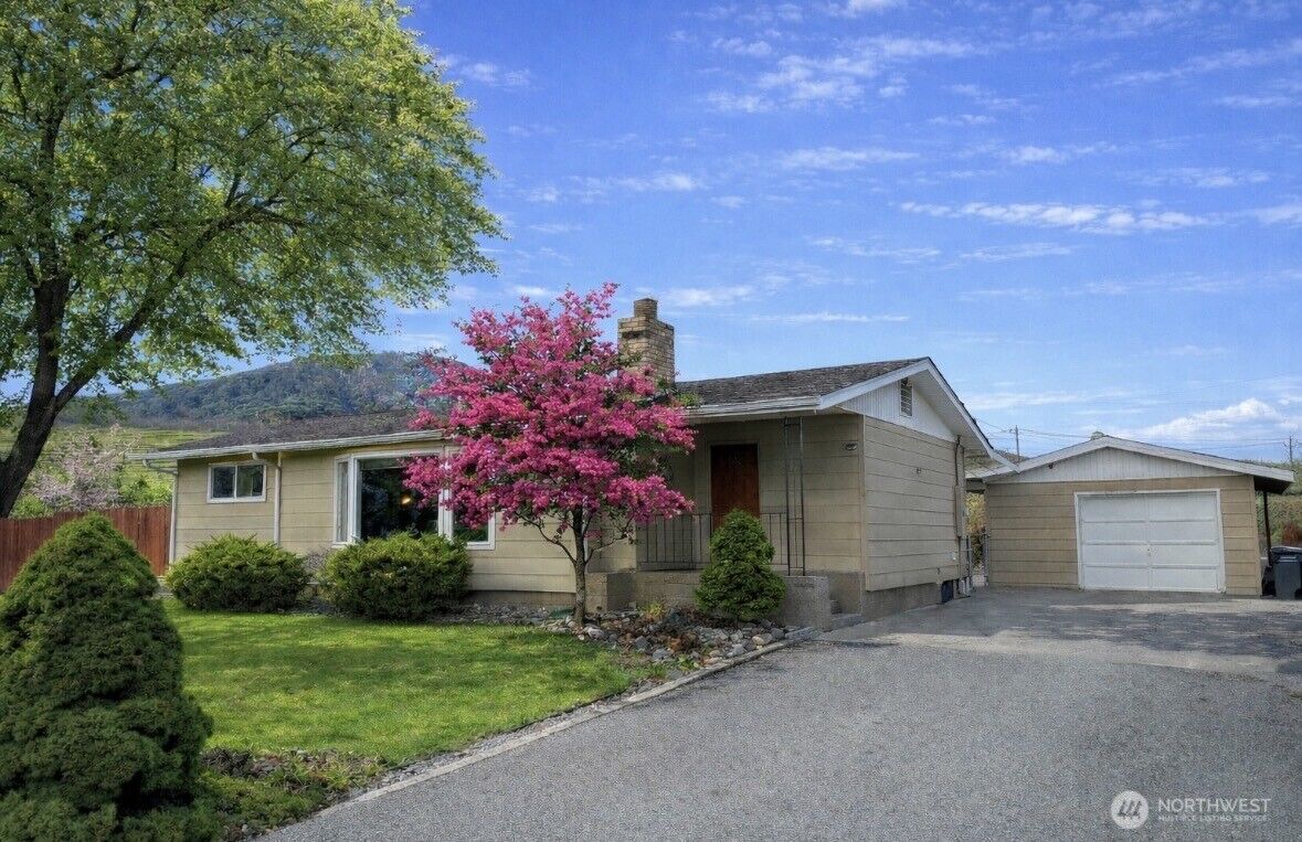 Property Photo:  1127  Central Avenue  WA 98844 