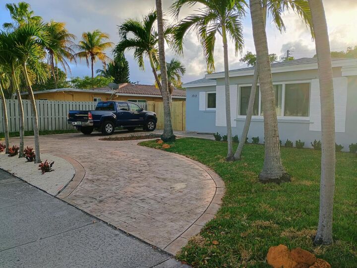 Property Photo:  1712 N 26th Avenue  FL 33020 