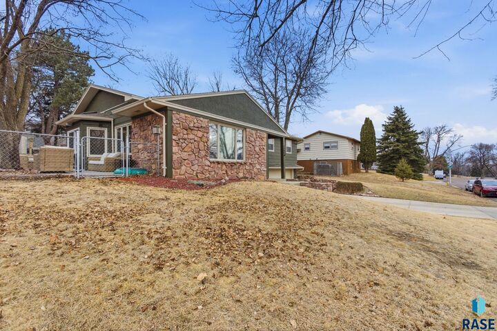 Property Photo:  1405 E Otonka Trl  SD 57103 