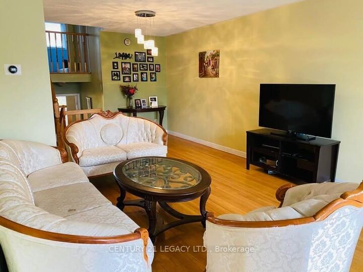 Property Photo: 130 Surbray Grove S ON L5B 2E1