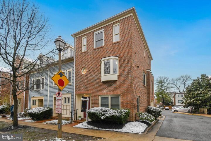 Property Photo:  1122 N Stafford Street B  VA 22201 