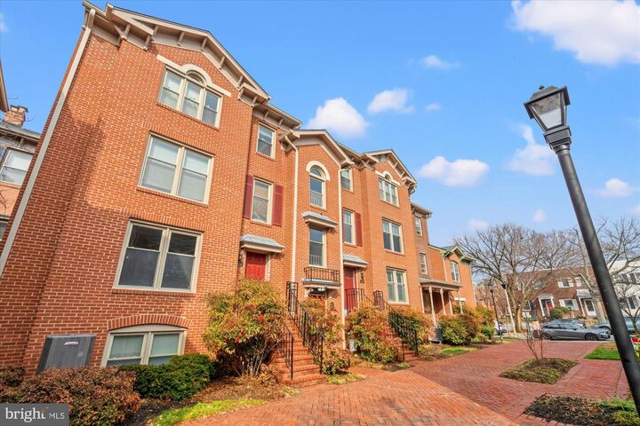 Property Photo:  560 N West Street  VA 22314 