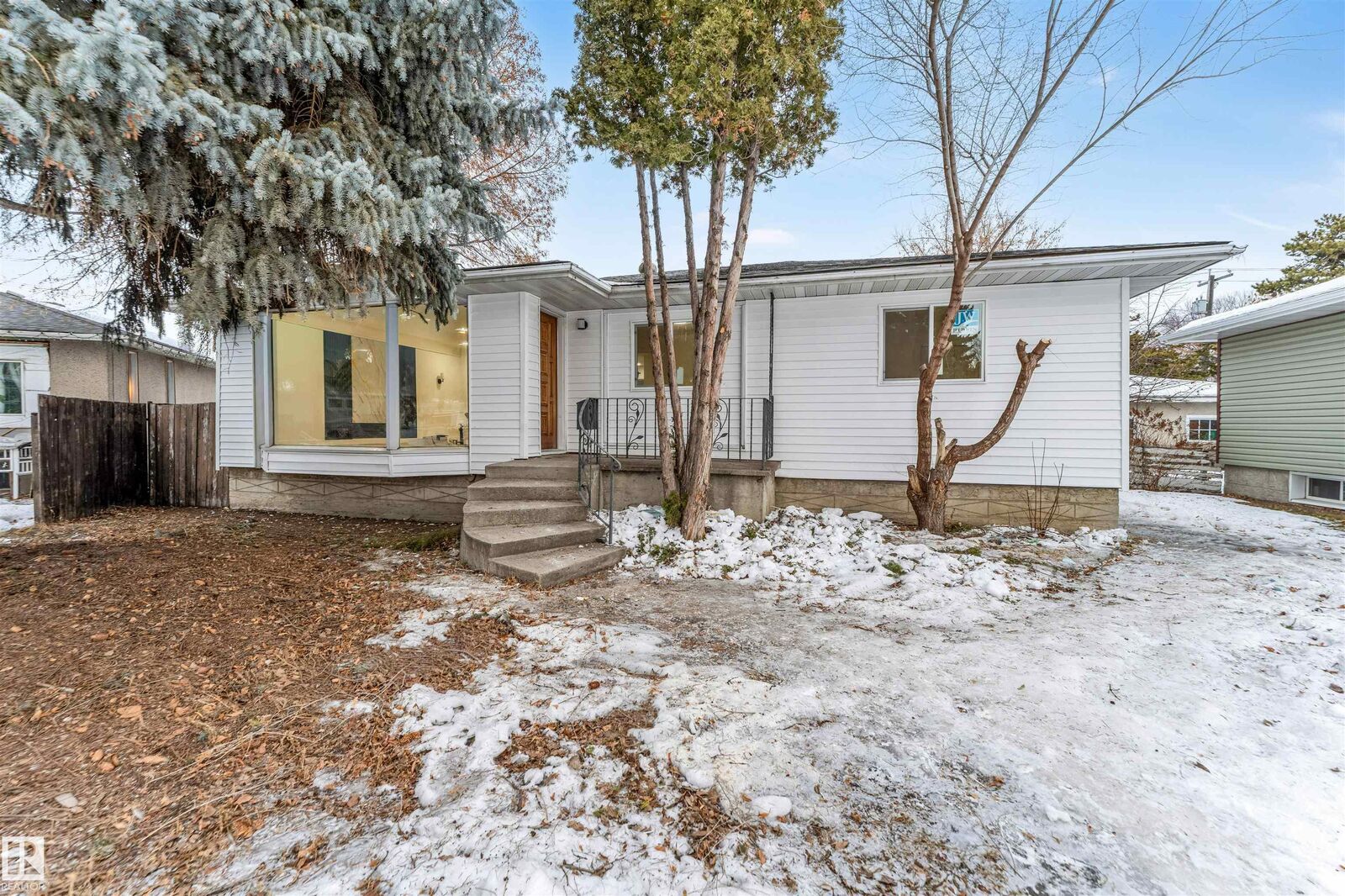 Property Photo:  12423 91 Street NW  AB T5B 4C7 