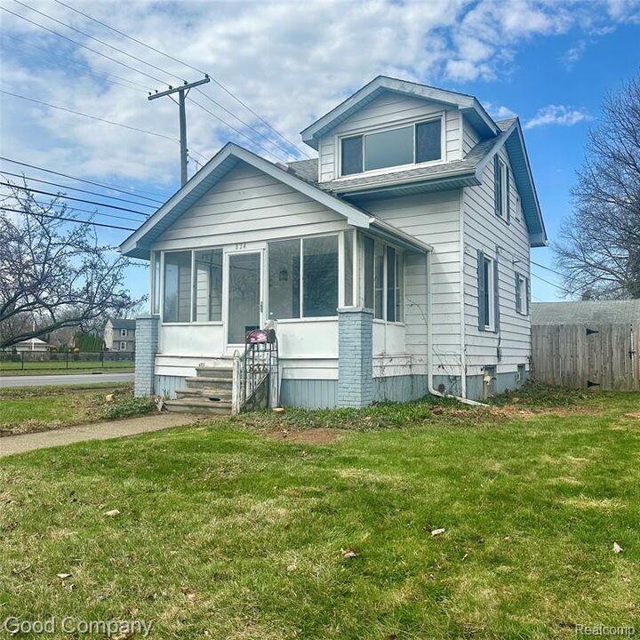 Property Photo:  834 W Houstonia Avenue  MI 48073 4084 