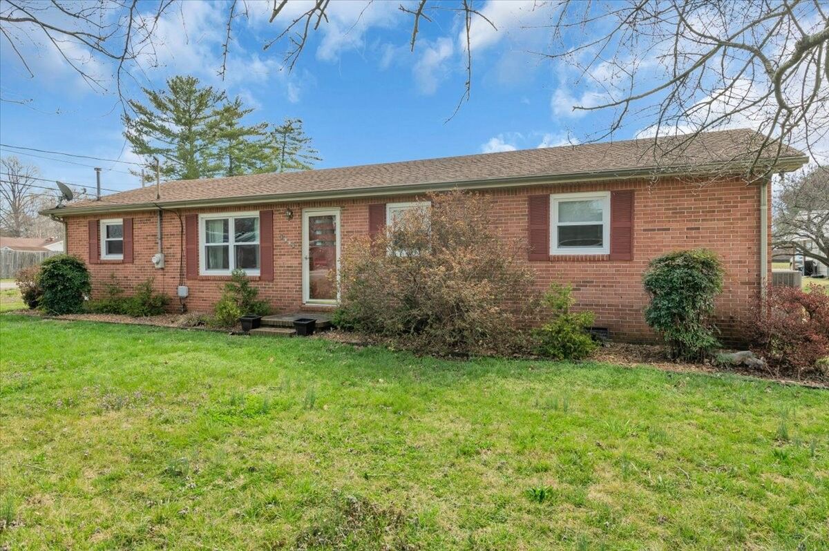 Property Photo:  1001 Henley St  TN 37324 