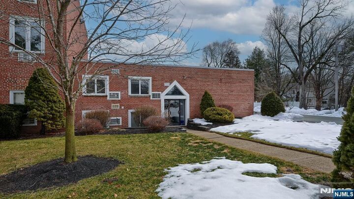 Property Photo:  520 Newark Pompton 222  NJ 07444 