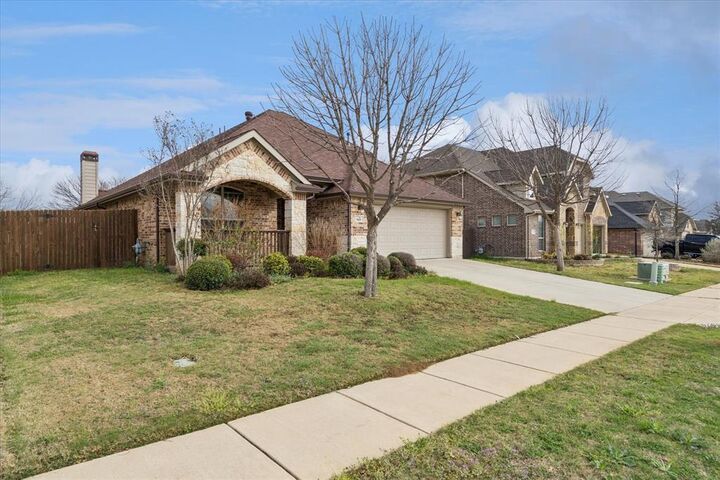Property Photo:  612 Ravenwood Drive  TX 76179 