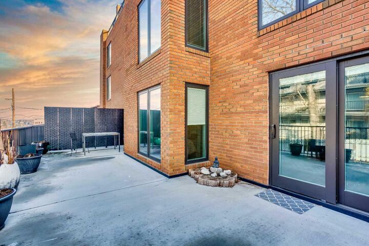 Property Photo: 350 4 Avenue NE 102 AB T2E 0J3