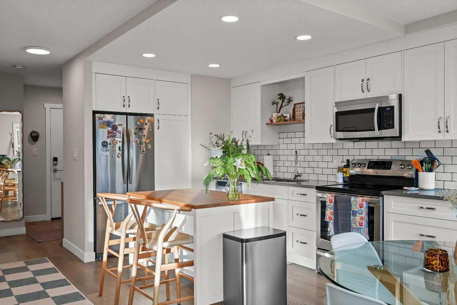 Property Photo:  1208 14 Avenue SW 201  AB T3C 0V9 