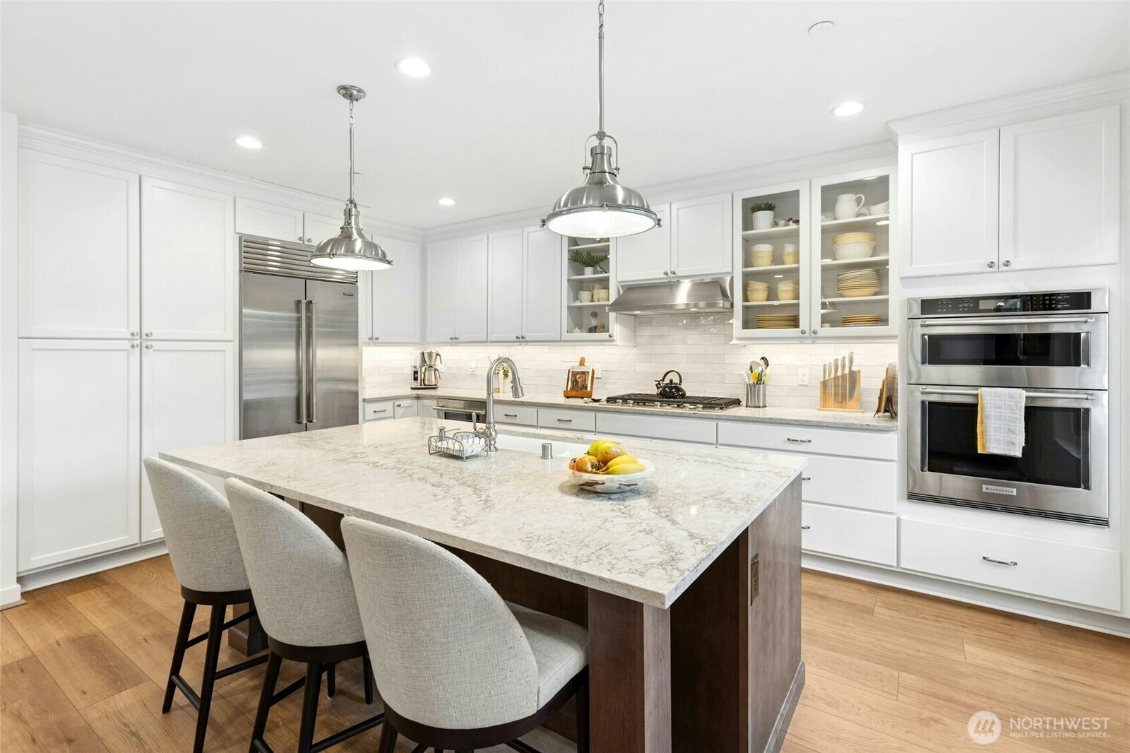 Property Photo:  15538 NE 15th Place 400  WA 98007 