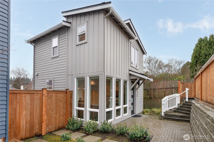 Property Photo:  3112 W Raye Street  WA 98199 
