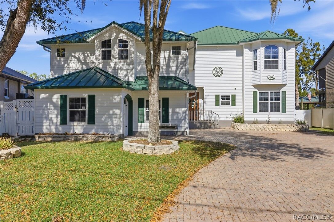 Property Photo: 300 NW 12th Avenue FL 34428