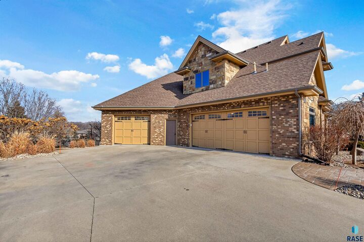 Property Photo: 2208 W Cherrywood Cir SD 57108