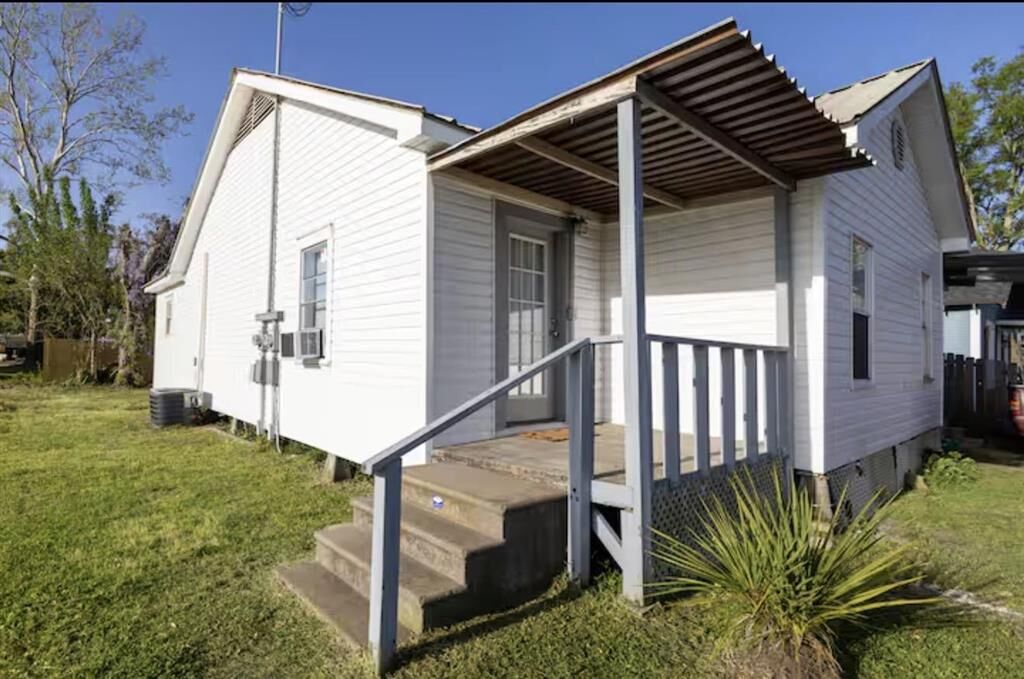 Property Photo: 313 Napoleon Street W LA 70663