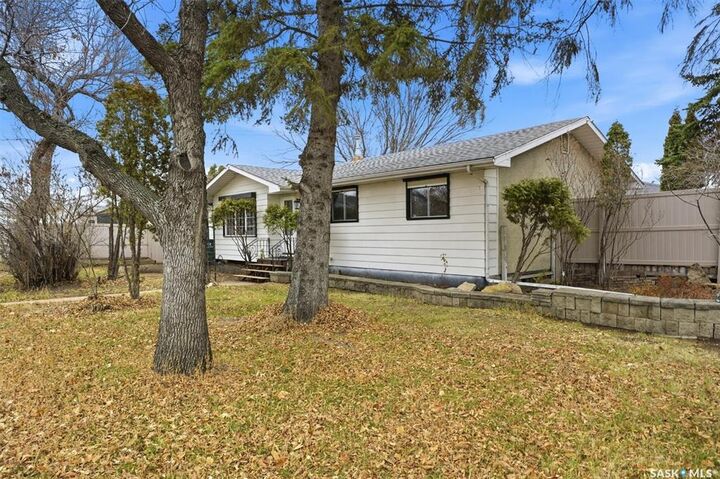Property Photo:  1424 Faulkner Crescent  SK S7L 3R4 