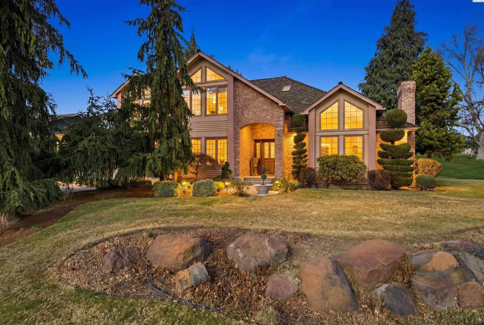 Property Photo:  230 Greenbriar West  WA 99352 