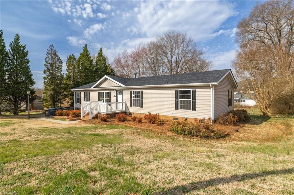 Property Photo:  104 N 8th Avenue  NC 27027 
