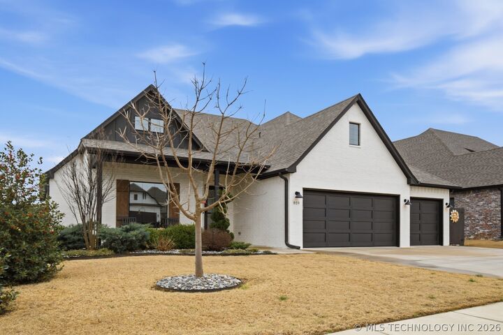 Property Photo:  809 E Edgewater Place  OK 74012 