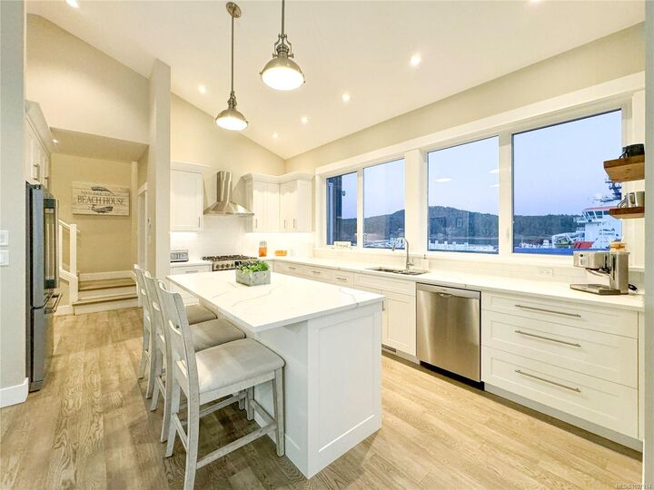 Property Photo:  812 Sunset Pt  BC V9Z 1N6 