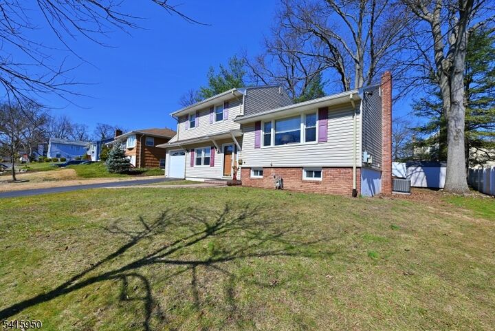 Property Photo:  7 Robin Rd  NJ 07023 