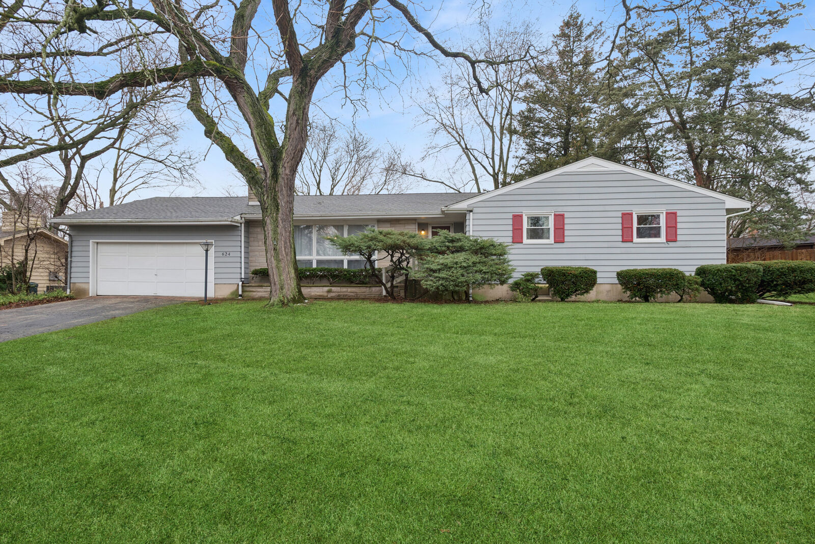 Property Photo:  624 Willow Lane  IL 60134 