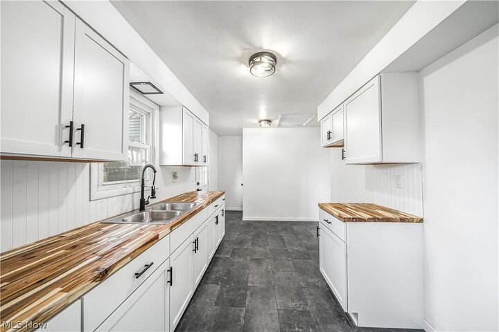 Property Photo: 270 Durst Drive NW OH 44483