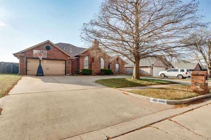 Property Photo:  305 N Jasper Way  OK 73064 