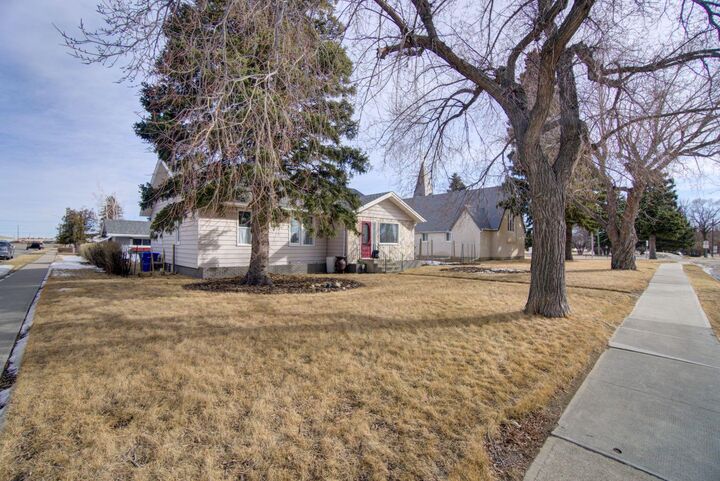 Property Photo:  4312 2 Street W  AB T0L 0T0 