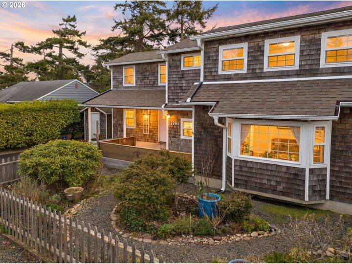 Property Photo:  1761 S Edgewood St  OR 97138 