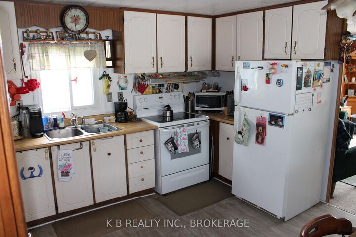 Property Photo: 6 Cedar Street W ON K7R 3L1