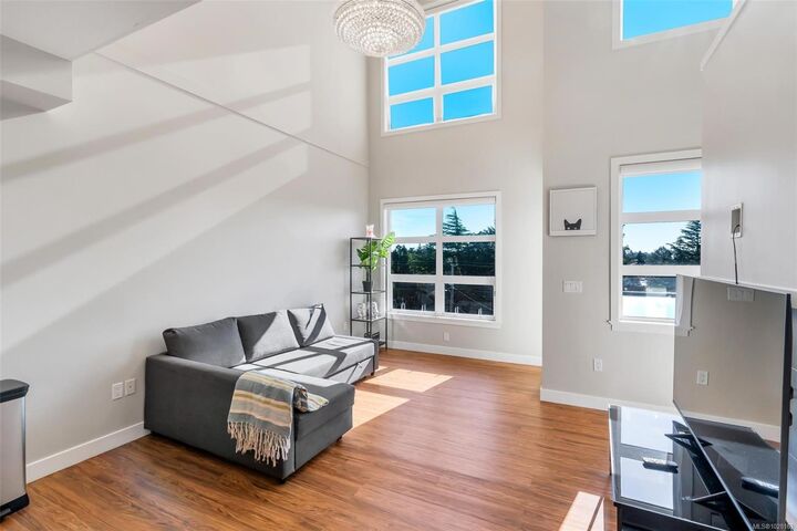 Property Photo: 4000 Shelbourne St 402 BC V8N 0B6