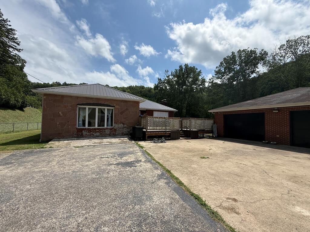 Property Photo:  377 Ky. Rt. 993  KY 41274 