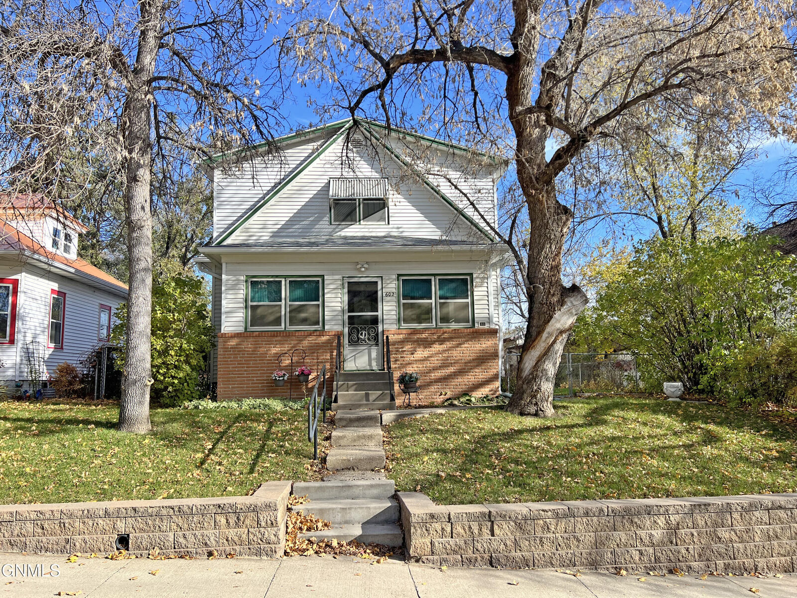 Property Photo:  602 Collins Avenue  ND 58554 