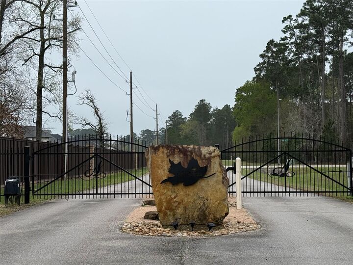 Property Photo:  10213 S Autumn Leaf Circle  TX 77354 