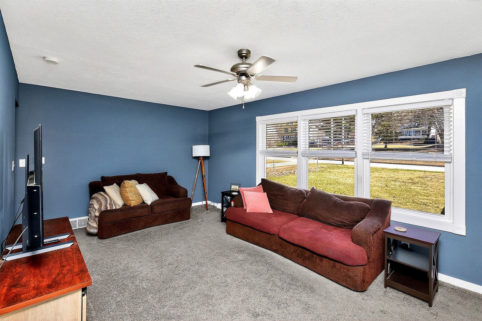 Property Photo: 1922 E 29th Street IA 50317