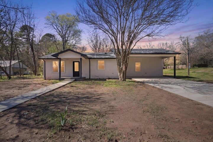 Property Photo:  702 S Montgomery  TX 75644 