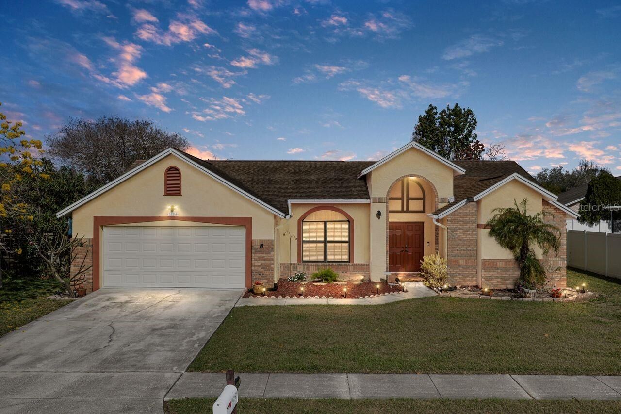 Property Photo:  2104 Haydon Court  FL 33511 